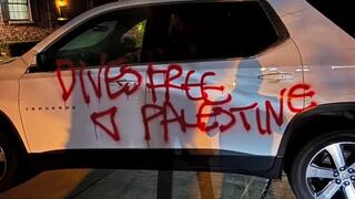 כתובות רוססו על רכבה של אשתו של אקר