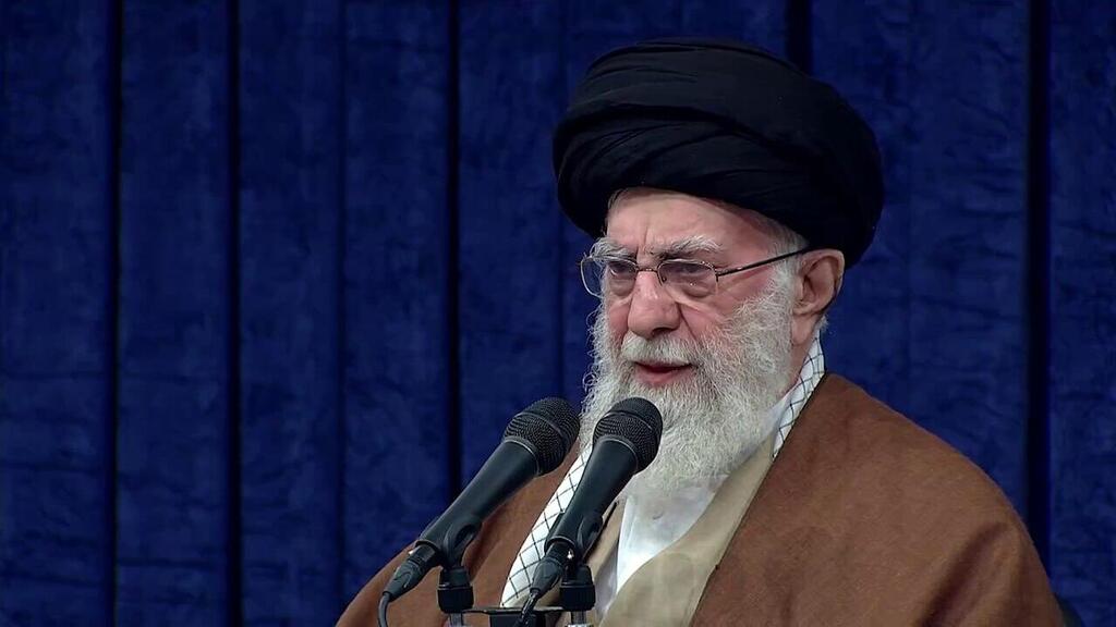 Iran's Supreme Leader Ali Khamenei עלי חמינאי, מנהיגה העליון של איראן, בנאום: "אין ספק שמה שהתרחש בסוריה תוכנן בחדר הפיקוד האמריקני והישראלי"