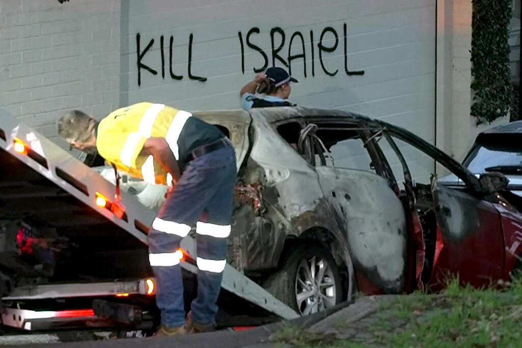 Anti-Israeli inscription and a car set on fire in Sydney in late 202 (Photo: AFP / Australian Broadcasting Corporation (ABC)) סידני אוסטרליה מכונית הוצתה וכתובות אנטישמיות רוססו על מבנים בפרבר וולארה