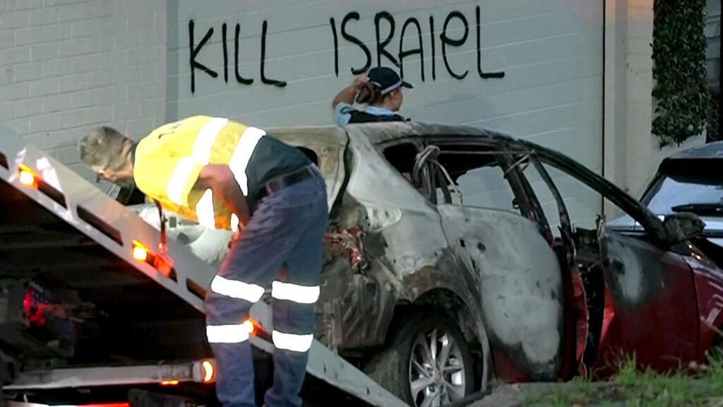 Torched car and anti-Israel graffiti in suburb of Sydney Australia with large Jewish population (Photo: AFP/Australian Broadcasting Corporation) סידני אוסטרליה מכונית הוצתה וכתובות אנטישמיות רוססו על מבנים בפרבר וולארה