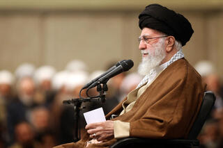 עלי חמינאי, מנהיגה העליון של איראן, בנאום: "אין ספק שמה שהתרחש בסוריה תוכנן בחדר הפיקוד האמריקני והישראלי"