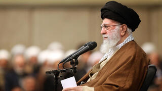 עלי חמינאי, מנהיגה העליון של איראן, בנאום: "אין ספק שמה שהתרחש בסוריה תוכנן בחדר הפיקוד האמריקני והישראלי"