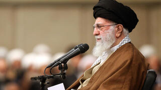 עלי חמינאי, מנהיגה העליון של איראן, בנאום: "אין ספק שמה שהתרחש בסוריה תוכנן בחדר הפיקוד האמריקני והישראלי"