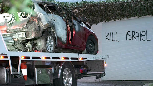 סידני אוסטרליה מכונית הוצתה וכתובות אנטישמיות רוססו על מבנים בפרבר וולארה 