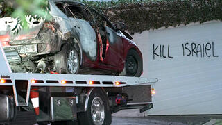 סידני אוסטרליה מכונית הוצתה וכתובות אנטישמיות רוססו על מבנים בפרבר וולארה 