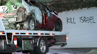 סידני אוסטרליה מכונית הוצתה וכתובות אנטישמיות רוססו על מבנים בפרבר וולארה 