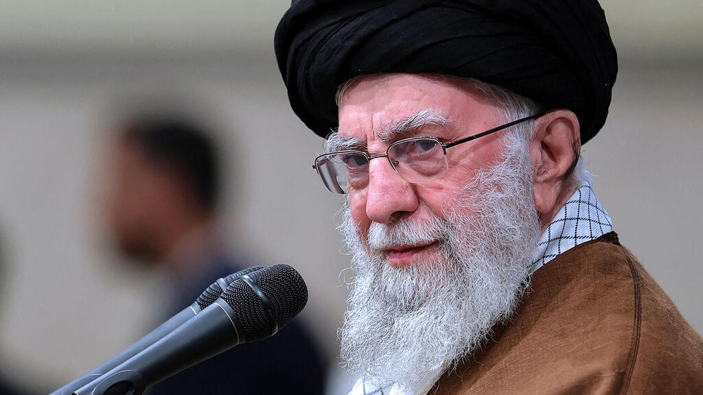 עלי חמינאי, מנהיגה העליון של איראן, בנאום: "אין ספק שמה שהתרחש בסוריה תוכנן בחדר הפיקוד האמריקני והישראלי"