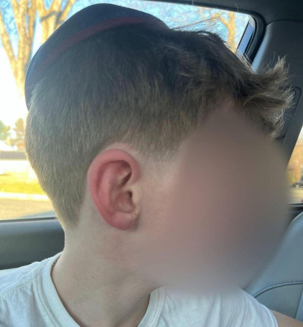 הילד ואמו עזבו במהירות את המספרה