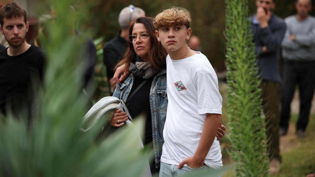 יגיל יעקב ו אמו אמא רננה גמה יעקב בטקס פרידה והריסה שמסמל את תחילת ההקמה מחדש של קיבוץ ניר עוז