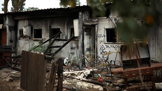 טקס פרידה והריסה שמסמל את תחילת ההקמה מחדש של קיבוץ ניר עוז