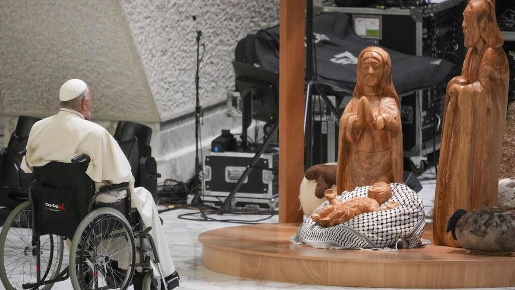The Pope leads a service in front to the Nativity scene ותיקן אפיפיור פרנסיסקוס תפילה מול בובת ישו ב אבוס עם כאפייה פלסטינית