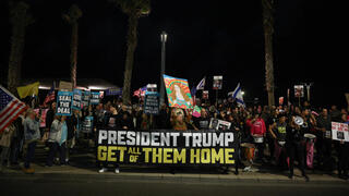 מחאה למען החטופים מחוץ לשגירות ארה"ב שבתל אביב