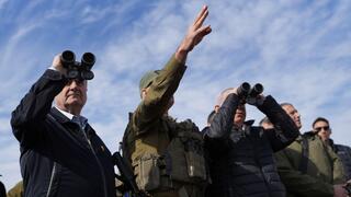 בנימין נתניהו ישראל כ"ץ משקיפים על החרמון הסורי