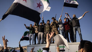 דמשק סורים חוגגים לאחר הדחת נשיא בשאר אל אסאד