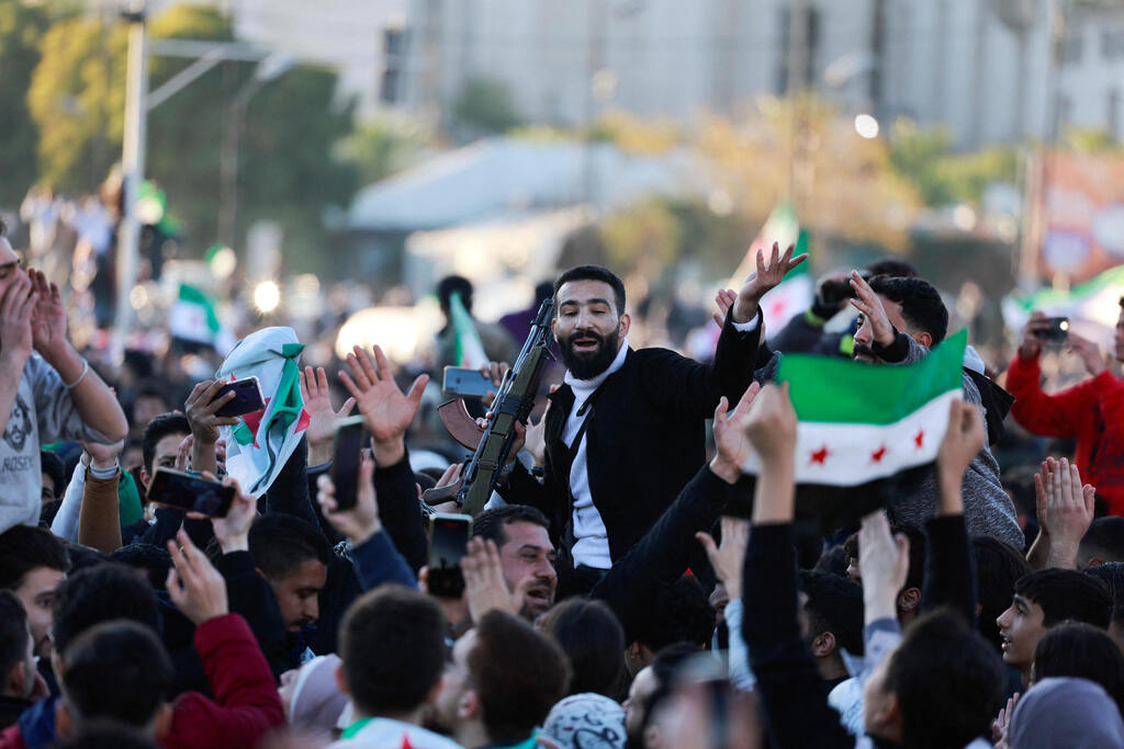 דמשק סורים חוגגים לאחר הדחת נשיא בשאר אל אסאד