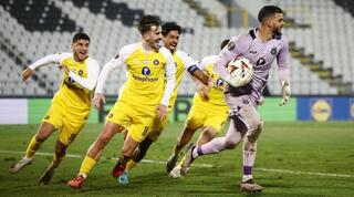 שחקני מכבי תל אביב חוגגים עם רועי משפתי