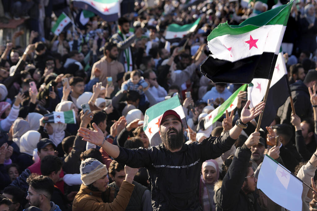 Damascus: Syrians celebrate after the ouster of President Bashar Assad (Photo: AP Photo/Hussein Malla) דמשק סורים חוגגים לאחר הדחת נשיא בשאר אל אסאד