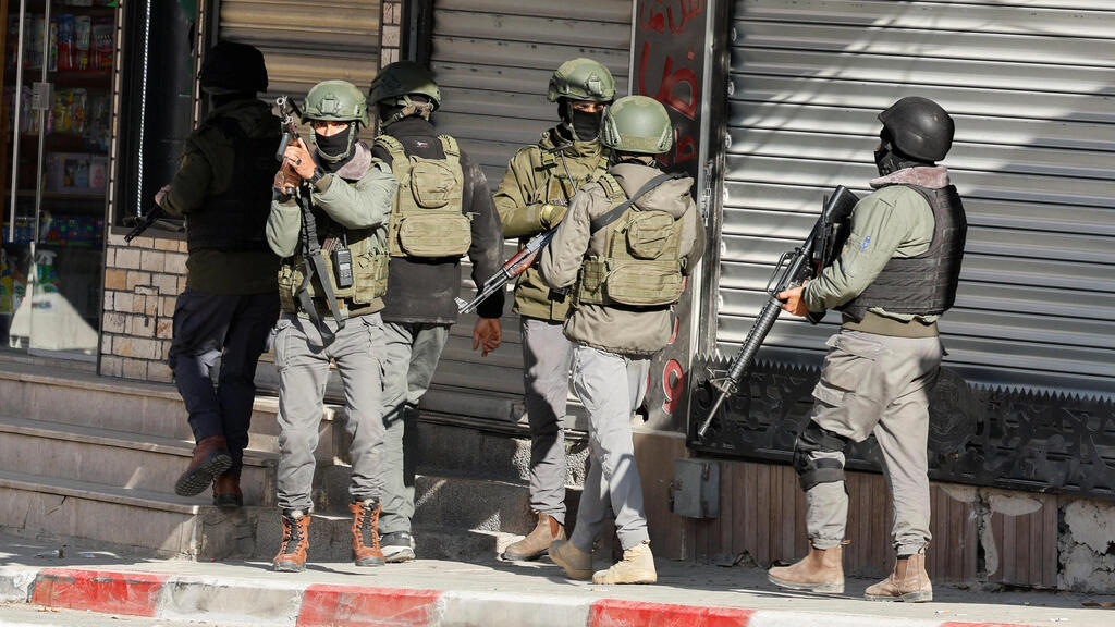 חילופי אש בין מנגנוני הביטחון למחבלים באיו"ש