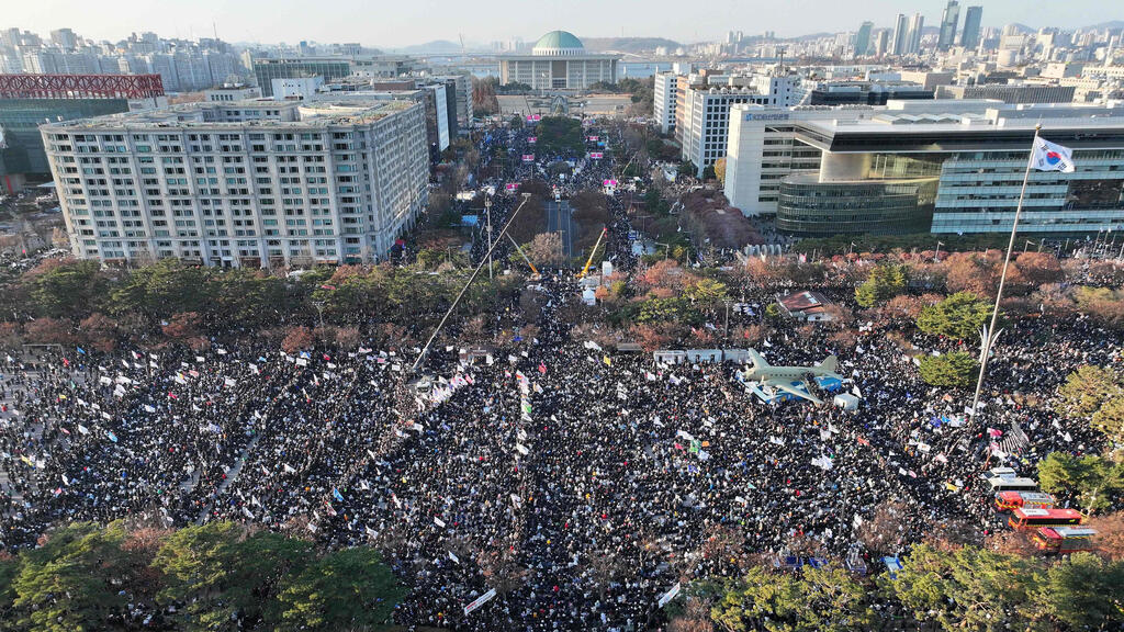 Thousands protest, calling for Yoon’s removal and imprisonment after the imposition of martial law in December 2024 (Photo: Jung Yeon-je / AFP) הפגנות בדרום קוריאה בזמן שהפרלמנט אישר את הדחת יון סוק יאול, הנשיא שהכריז על משטר צבאי