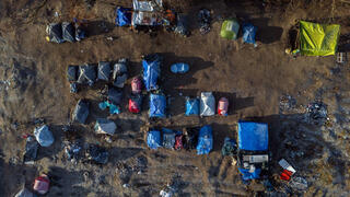 חמישה אנשים נורו למוות במחנה מהגרים בצפון צרפת