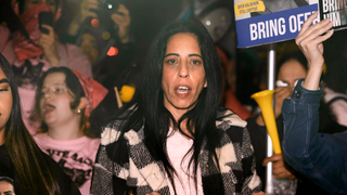 עינב צנגאוקר בהפגנה בשער בגין