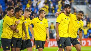 שחקני מכבי נתניה חוגגים עם לואי חילף