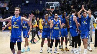 שחקני מכבי תל אביב חוגגים