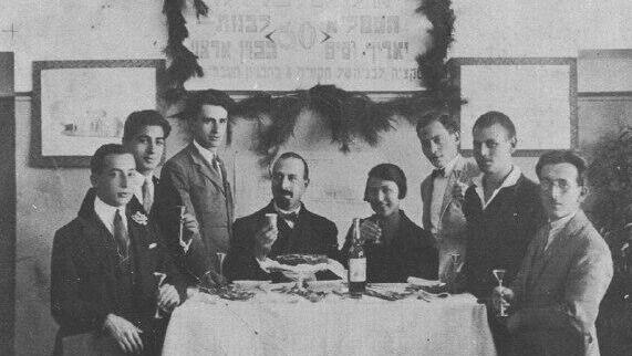 המחזור הראשון באדריכלות. במרכז: ציפורה נויפלד (הסטודנטית הראשונה בטכניון) לצדו של המרצה המיתולוגי פרופ' אלכסנדר ברוולד