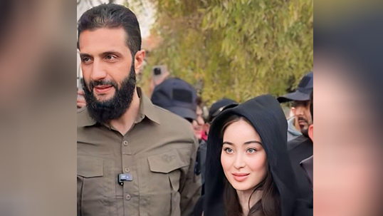 לאה חיר אללה מדמשק מצטלמת עם אל-ג'ולאני, כשהיא עוטה כיסוי ראש