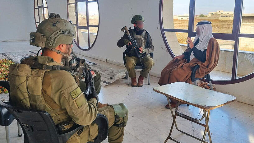 Бойцы ЦАХАЛа с главой сирийскоой деревни на Голанских высотах в Сирии (Публикуется в соответствии с п. 27 алеф Закона об авторских правах) yk14186610