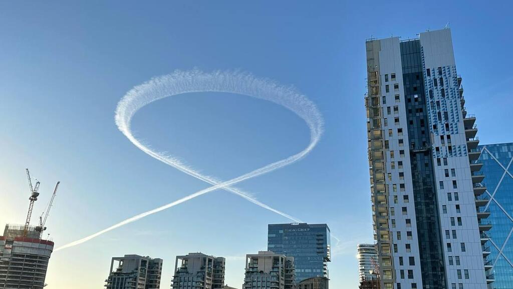Pilot draws ribbon patterns in Israeli skies in solidarity with Gaza hostages (Photo: Danny Sadeh) מחווה לחטופים בשמי ישראל שבוצעה על ידי טייס