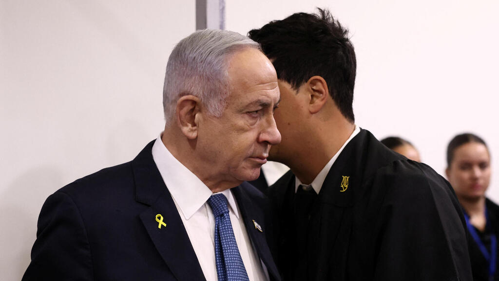 רה"מ בנימין נתניהו נכנס לאולם הדיונים על מנת לתת עדות תיקי אלפים