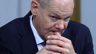אולף שולץ דיון בפרלמנט בונדסטאג גרמניה לקראת הצבעת אי-אמון בממשלתו