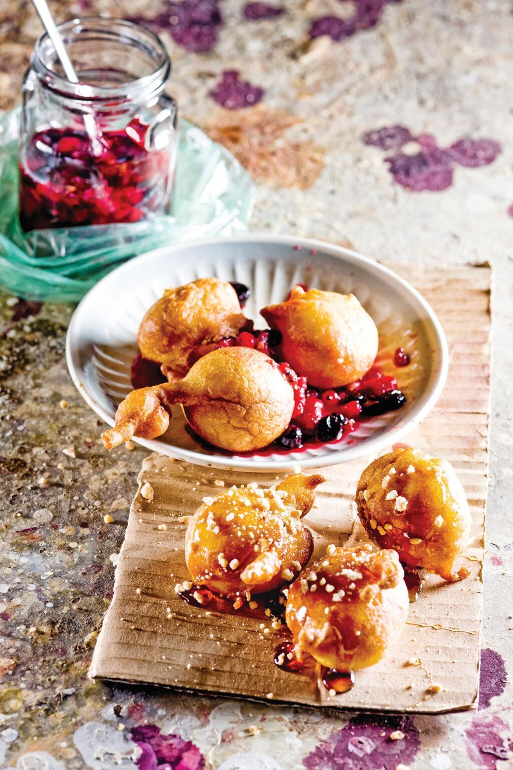 Quick donuts with sour cream and berry sauce (Photography: Danny Lerner, Style: Pesy Bernitzky) סופגניות מהירות