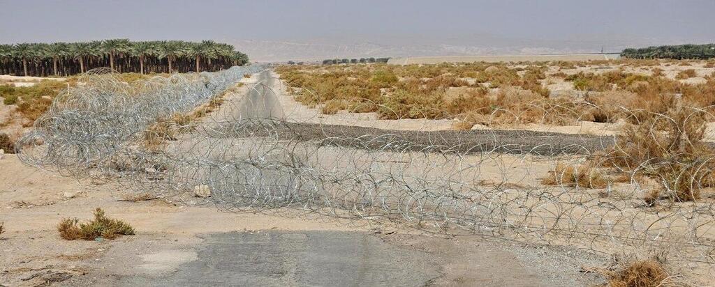 Barbed wire fence set up in Paran near the Jordanian border גדר התיל שהוצבה במושב פארן