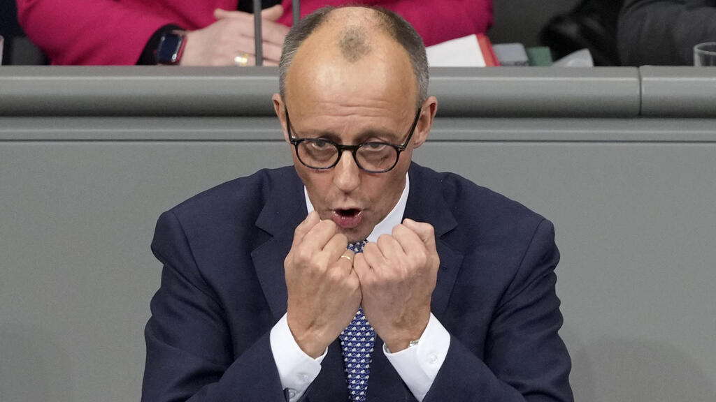 פרידריך מרץ מנהיג השמרנים מהמפלגה הנוצרית-דמוקרטית ב דיון ב בונדסטאג פרלמנט גרמניה על הצבעת אי-אמון בממשלתו של אולף שולץ