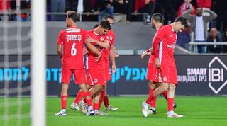 שחקני הפועל תל אביב חוגגים