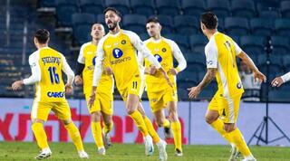 שחקני מכבי תל אביב חוגגים עם שגיב יחזקאל