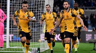 הקאן צ'להאנולו ושחקני אינטר חוגגים את שער היתרון