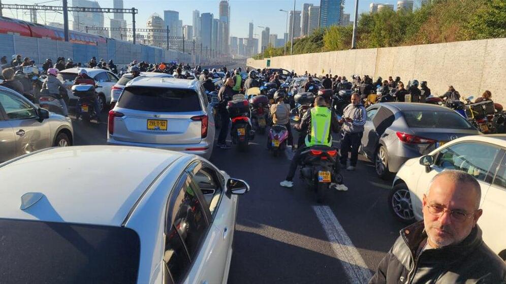 Traffic jam on Ayalon South after grenade found on side of the road (Photo: Shlomo Tzur) הפקק הבוקר באיילון
