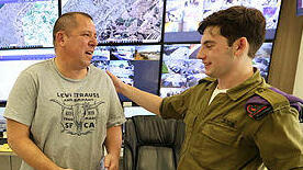 ליאם סגלוביץ (20) כבד שמיעה  משרת ב מוקד יחד עם אבידע בכר שנפצע ואיבד את רגלו ב-7 באוקטובר