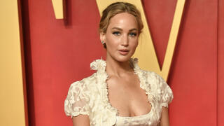 ג'ניפר לורנס לובשת שמלת קוטור של ז'יבנשי מסתיו 1996-97 במסיבת אוסקר, 2024