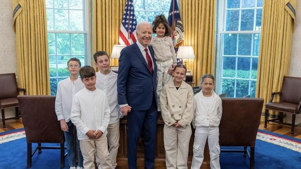 Авигайль Идан на руках у Джо Байдена (Фото: пресс-служба Белого дома ) ג'ו ביידן עם אביגיל עידן ומשפחתה בבית הלבן
