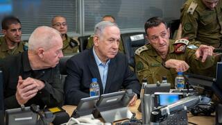 ראש הממשלה בנימין נתניהו עם הרמטכ"ל הרצי הלוי ושר הביטחון לשעבר, יואב גלנט בקריה