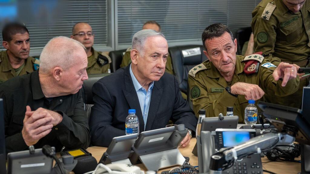 ראש הממשלה בנימין נתניהו עם הרמטכ"ל הרצי הלוי ושר הביטחון לשעבר, יואב גלנט בקריה