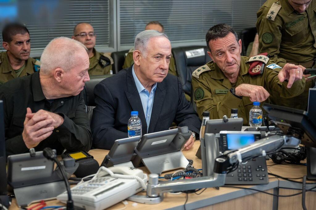 ראש הממשלה בנימין נתניהו עם הרמטכ"ל הרצי הלוי ושר הביטחון לשעבר, יואב גלנט בקריה