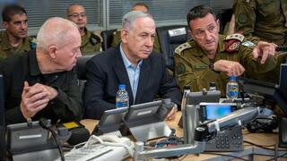 ראש הממשלה בנימין נתניהו עם הרמטכ"ל הרצי הלוי ושר הביטחון לשעבר, יואב גלנט בקריה