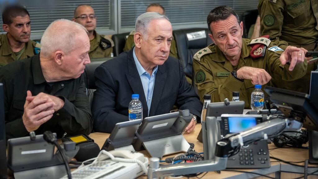 From left, Yoav Gallant, Benjamin Netanyahu and Herzi Halevi (Photo: IDF Spokesperson's Unit) ראש הממשלה בנימין נתניהו עם הרמטכ"ל הרצי הלוי ושר הביטחון לשעבר, יואב גלנט בקריה