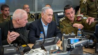 ראש הממשלה בנימין נתניהו עם הרמטכ"ל הרצי הלוי ושר הביטחון לשעבר, יואב גלנט בקריה