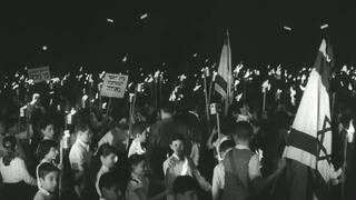 המוני ילדים נושאים לפידים בחנוכה, תל אביב 1957
